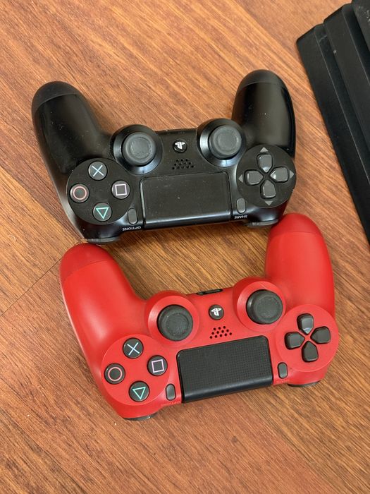 Playstation 4 Pro / 2 джойстика / 4 игры