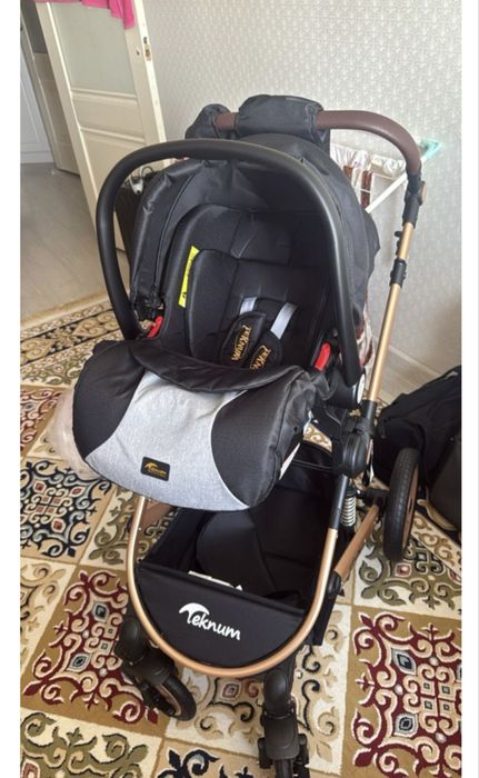 Продам универсальную коляску 3 в 1