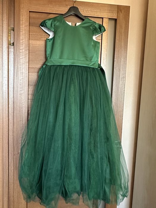 Нарядкое платье доя девочки 10-12 лет