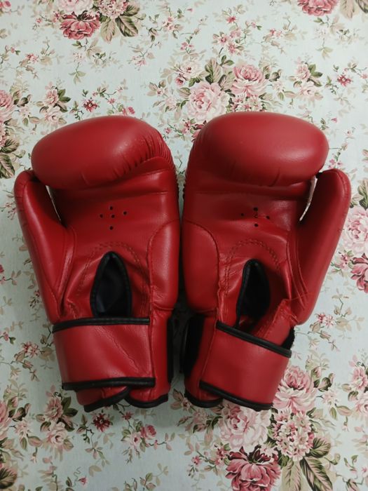 Продам боксёрские перчатки и шлем