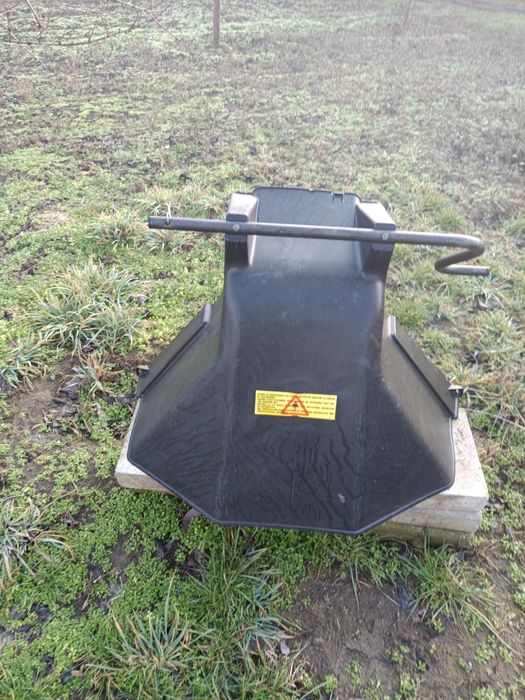 Tractoras tuns iarba