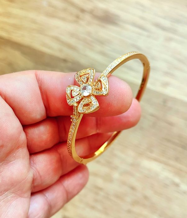 Гривна Bvlgari Fiorever с циркониеви камъни в златист цвят