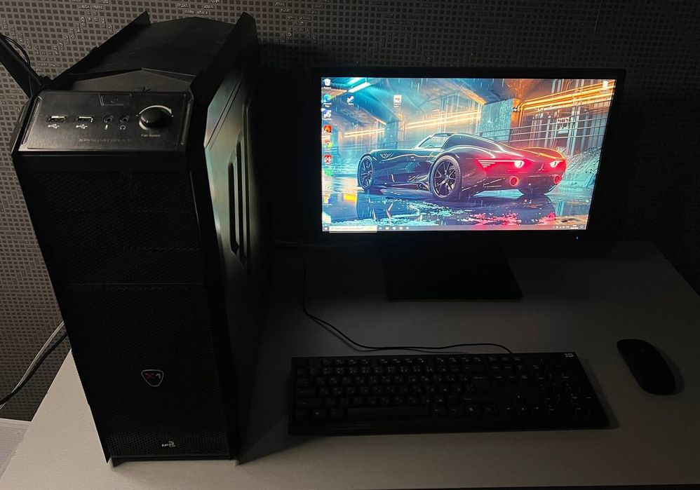 Игровой ПК с монитором клавиатурой и мышью