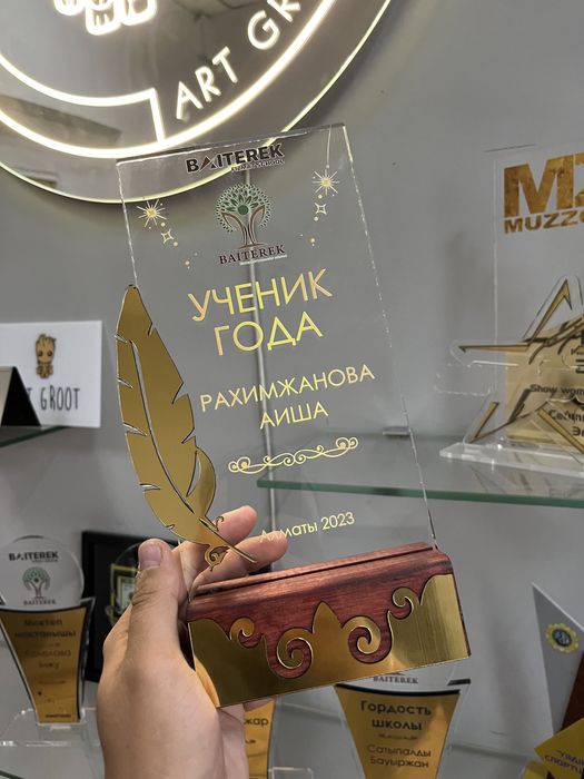 Статуэтка из стекла и акрила