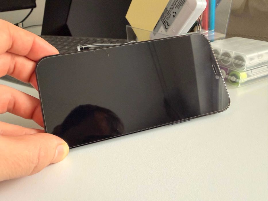 Iphone 12 Pro - 128GB - baterie 77% - vine cu 4 huse