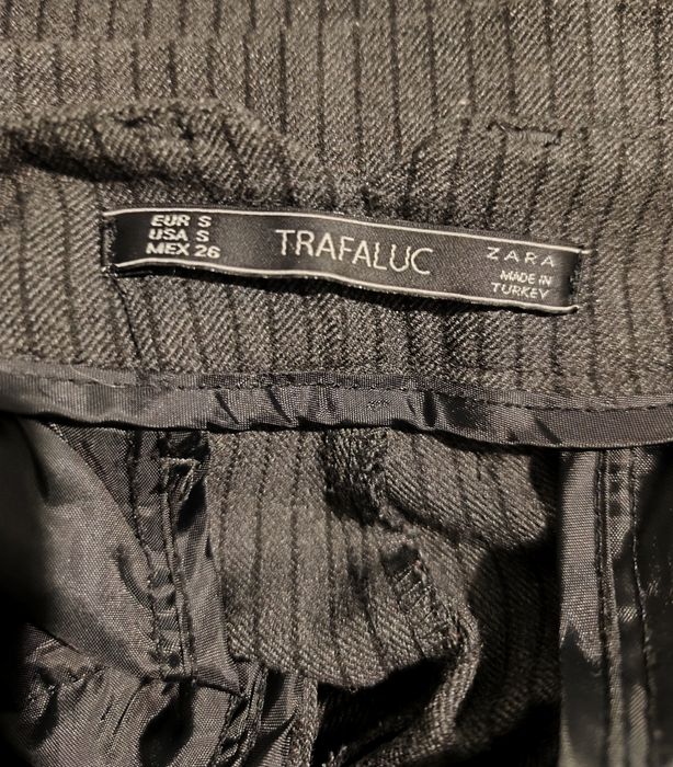 Pantaloni cu pense Zara