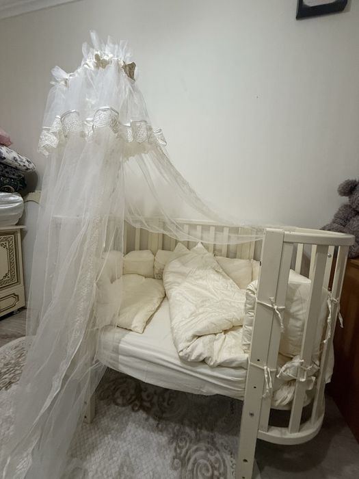 Детская кроватка с постельным бельем