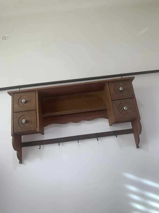 Cuier Polita cu patru sertare din lemn si butoane portelan