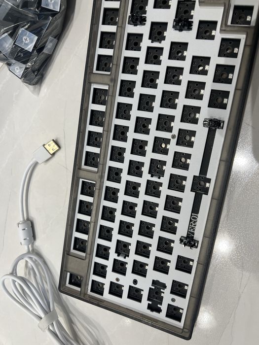 Механична клавиатура 980 DYI basis kit hot swappable, БЕЗ суичове