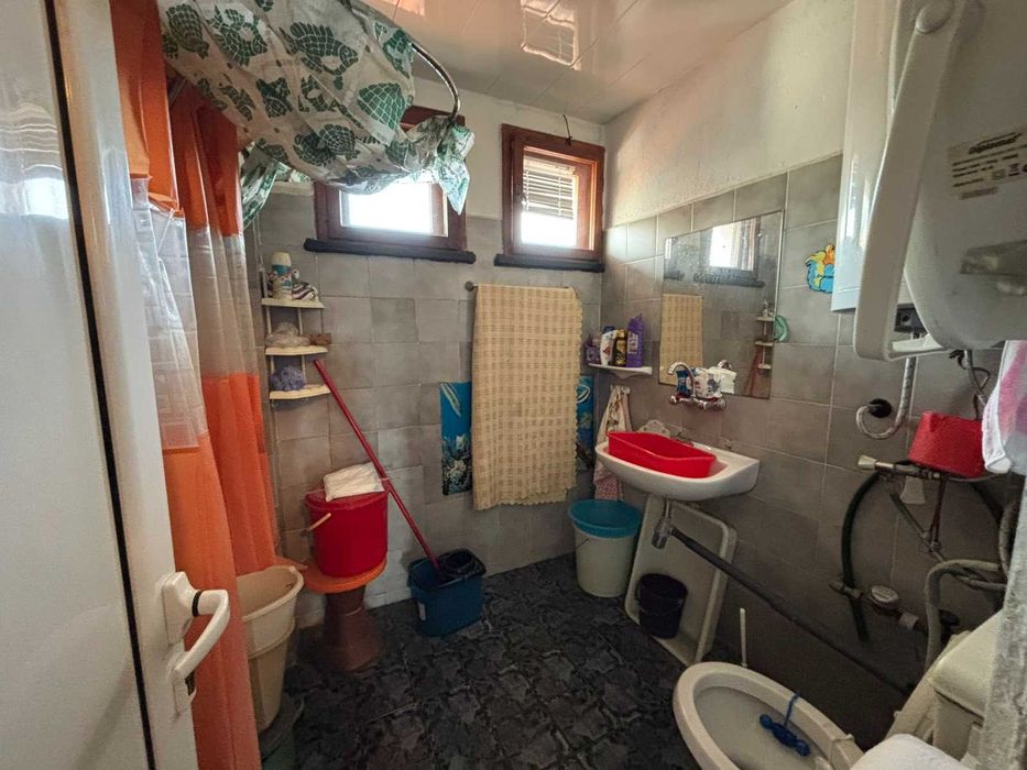 Продава двустаен с голяма тераса-хол в широк център