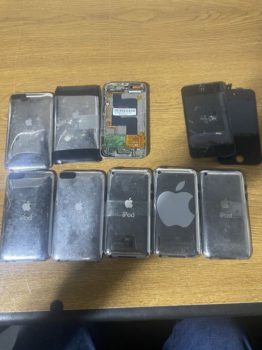 Lot ipod touch.