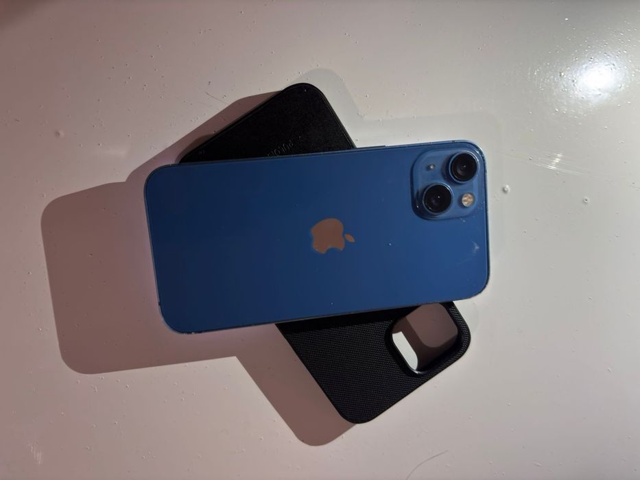 Айфон 13 және 7 екеуі бірге