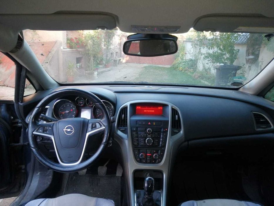 Opel Astra J 2011