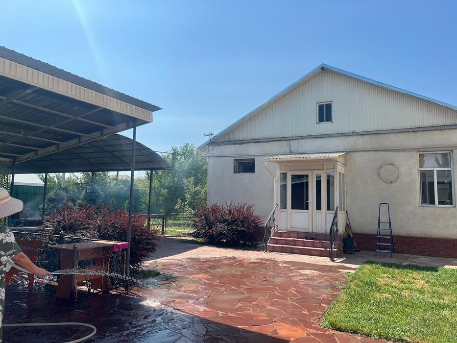 Үй сатылады,жері үлкен