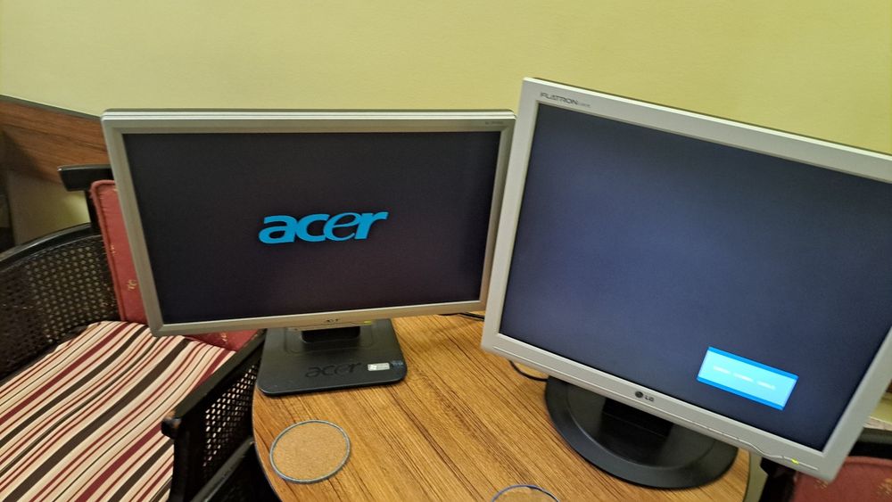 Vînd monitoare Acer și LG