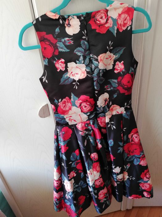 Rochie midi clos neagra cu flori rosii