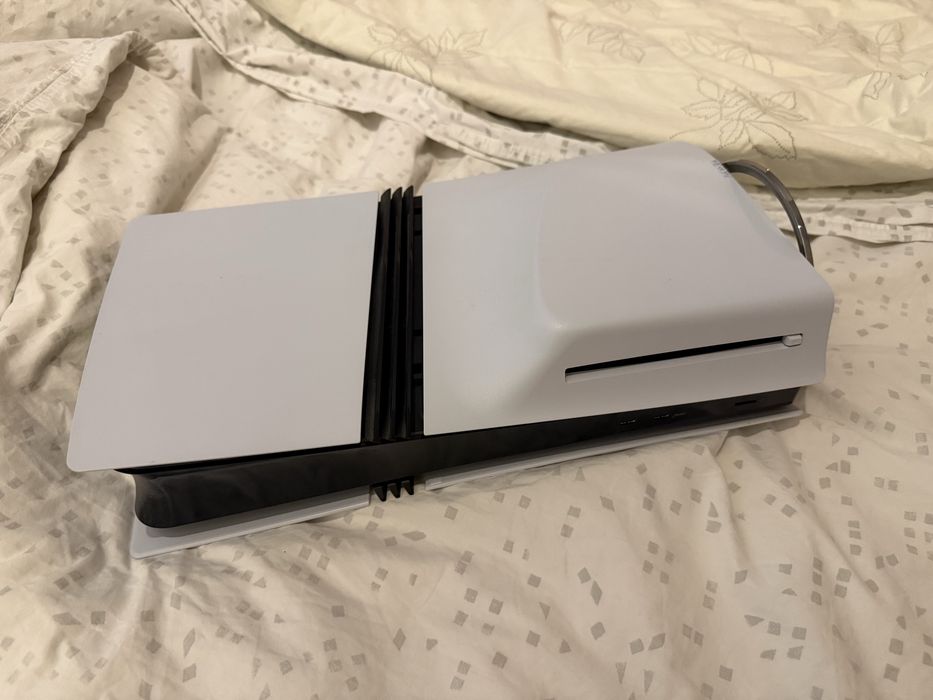 PlayStation 5 Pro - с геймпад, стойка и диск драйв