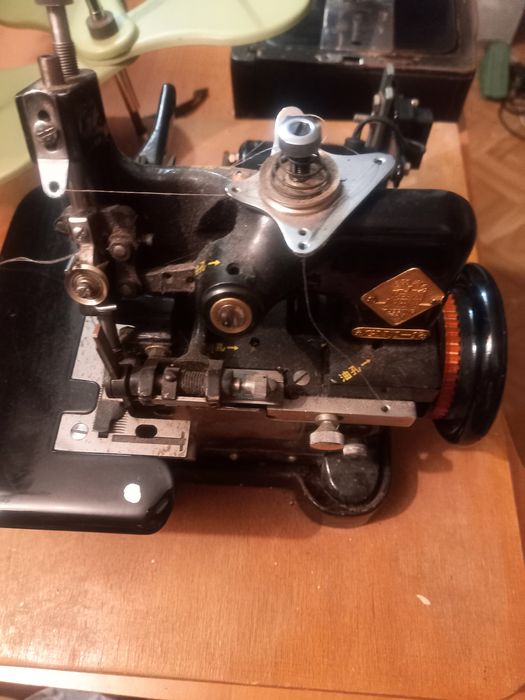 Продам  спец.машину (оверлог))