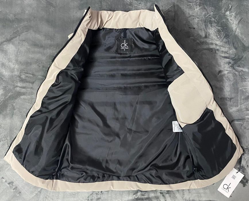 Vând vesta noua de bărbați Calvin Klein