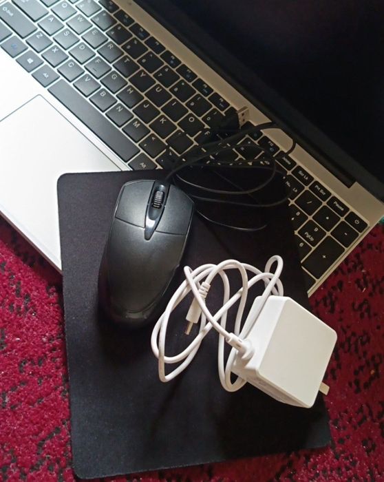 Ноутбук сотилади