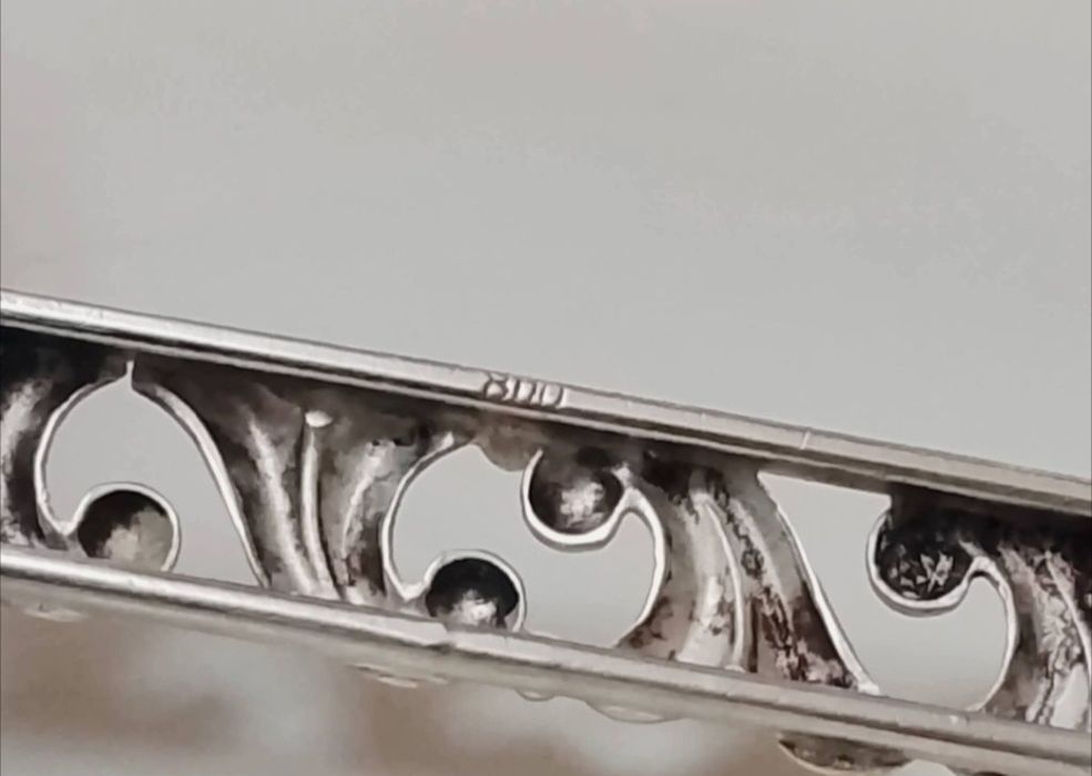 Veche brose din argint de 800, Art Deco