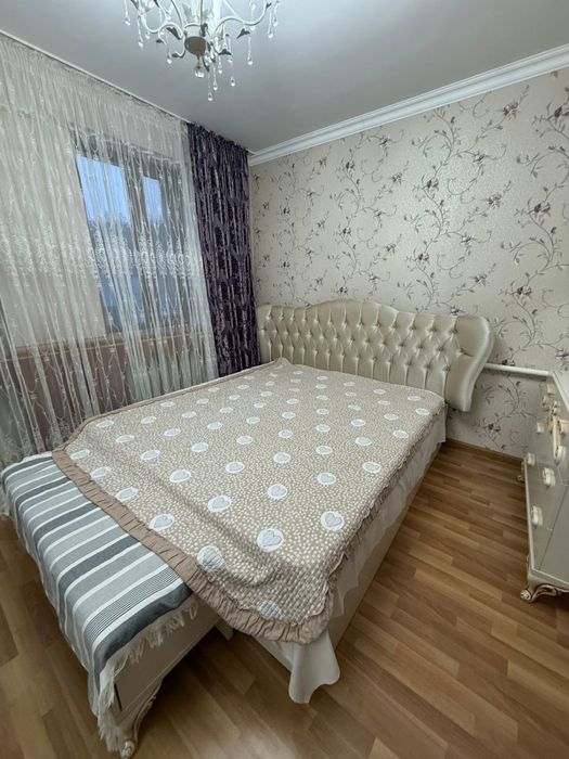 Спальная кровать с мебелью б/у