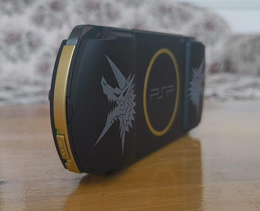 Vând psp 3000 series Monster Hunter Limited Edition  modat