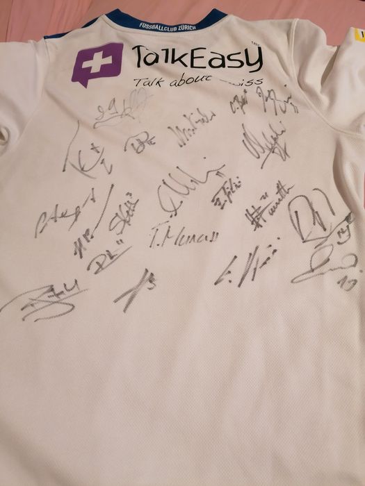 Tricou original cu semnăturile echipei FC Zurich