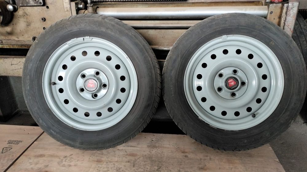 Продам резину с дисками на Волгу