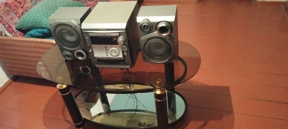 Продам стол и музыкальный центр самсунг