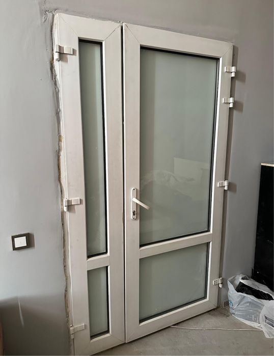 Пластиковая дверь