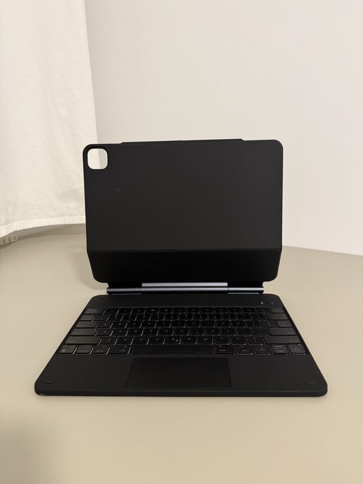 ESR Ipad Pro 13” tastatura magnetica rebound layout US