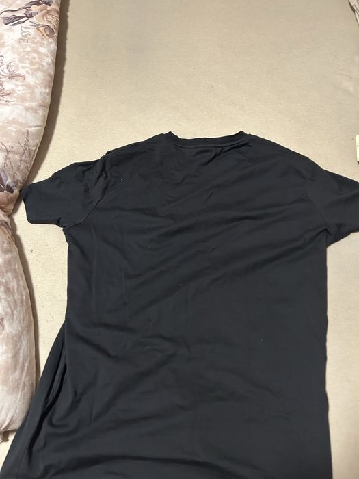 Продавам тениски на hugo bandit i DSQUARED