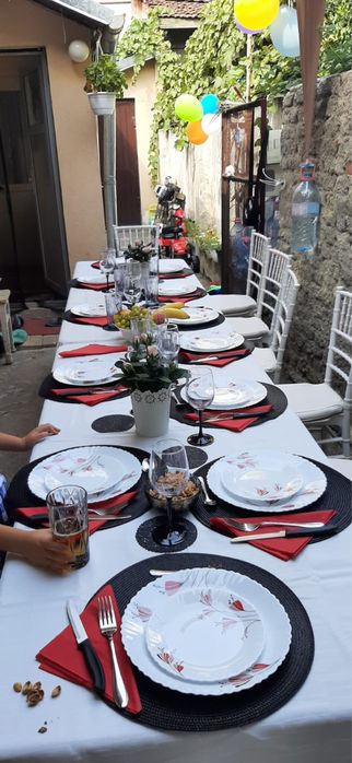 Mese rotunde,scaune chiavari,vesela,pavilioane,umbrele,aranjamente florale de inchiriat
