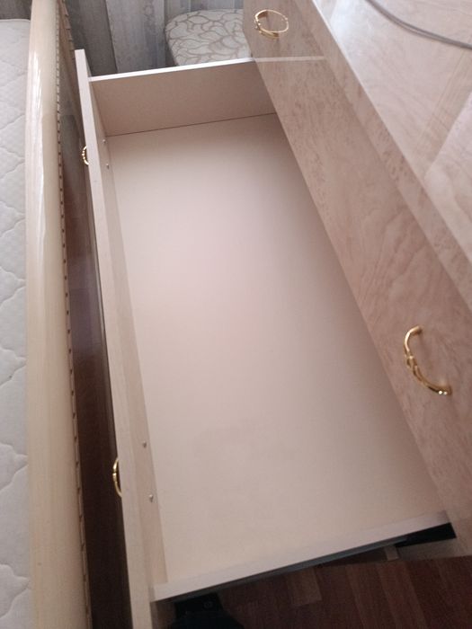 Продам спальный гарнитур в хорошем качество.