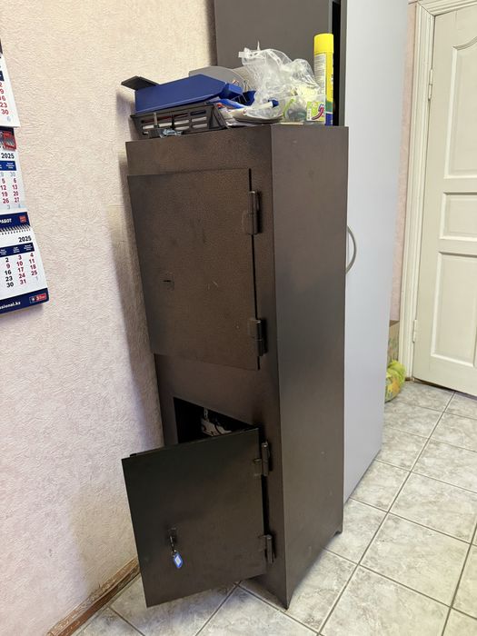 Продам сейф металлический