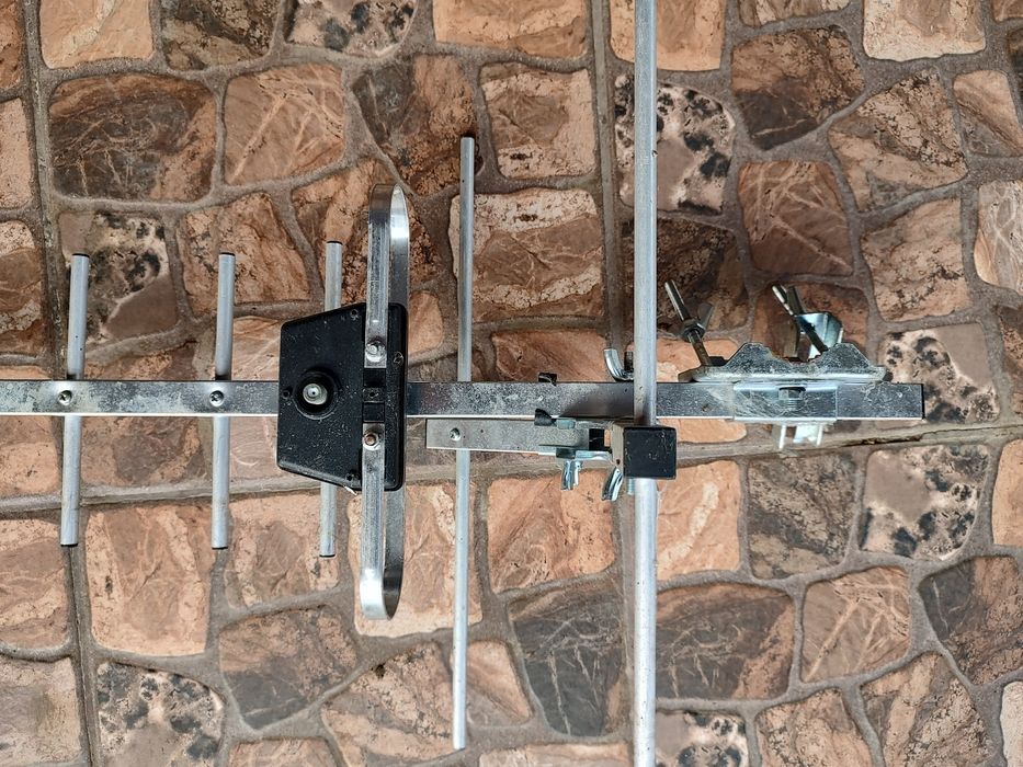 Antenă cu elemenți