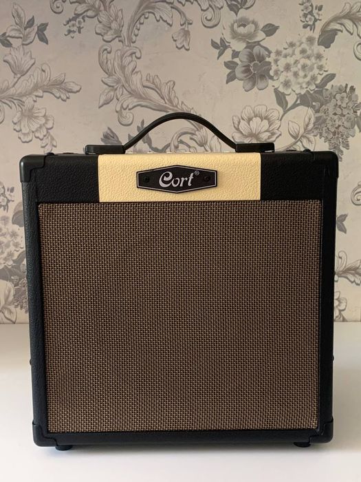 Продам комбоусилитель Cort CM15RBlaCK