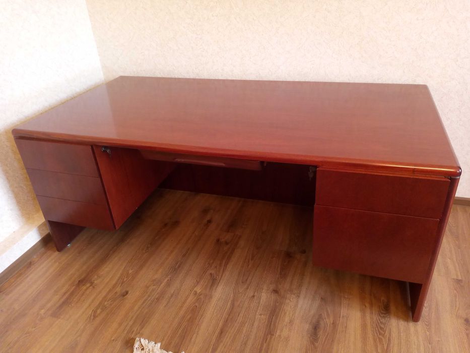 Старинный большой стол из Бразилии, натуральный шпон