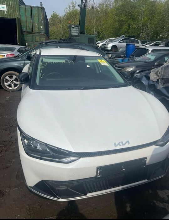 Vând diferite piese kia EV6
