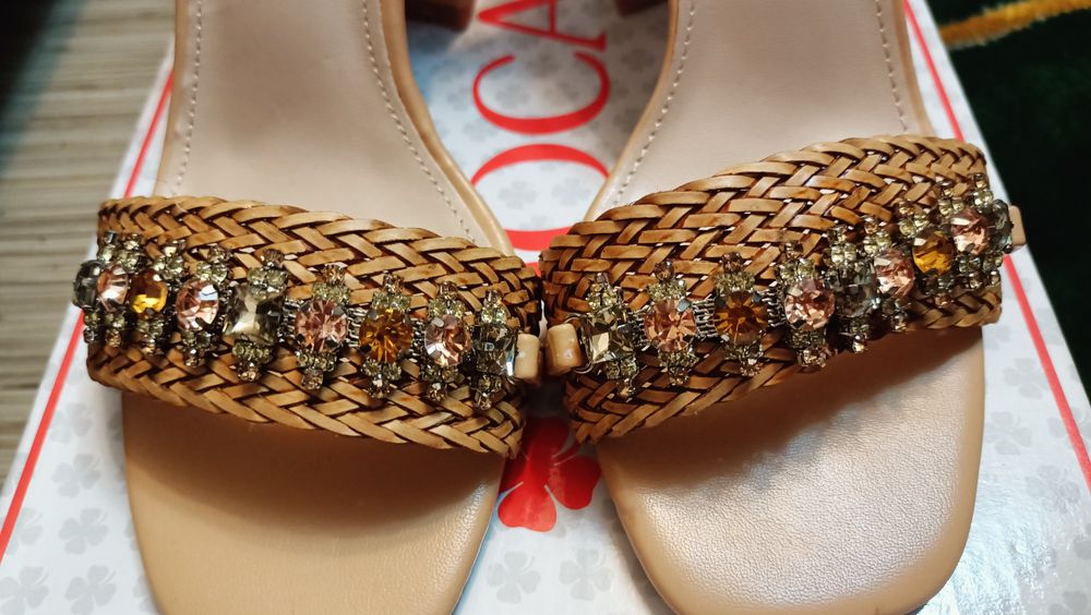 Sandale crem cu toc, model deosebit, noi, marimea 39