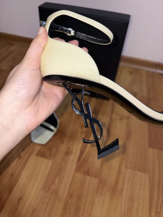 Tocuri Saint Laurent