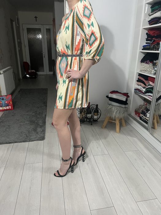 Rochie cu umarul gol