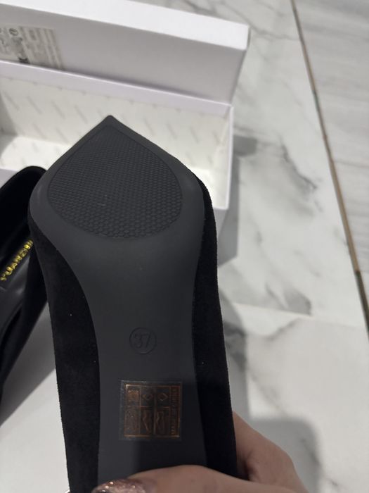 Чисто нови дамски велурени обувки.Номер 37…