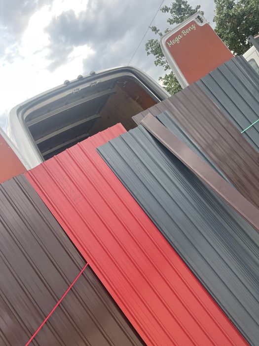 Tablă cutată metalică, rezistentă și durabilă. Prețul începe dela 20 lei bucata  Perfectă pentru garduri și construcții.