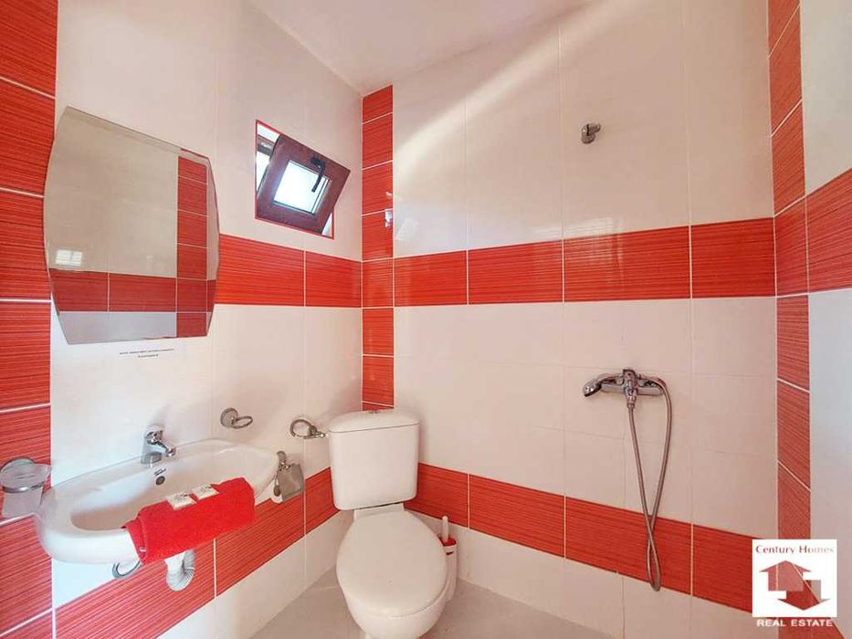 116249 Къща с 8 спални, механа и добре аранжиран двор в с. Емен