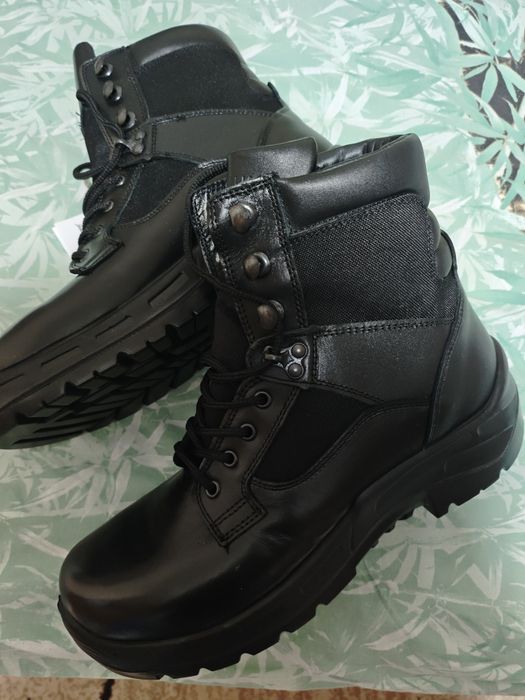 Чисто нови черни боти