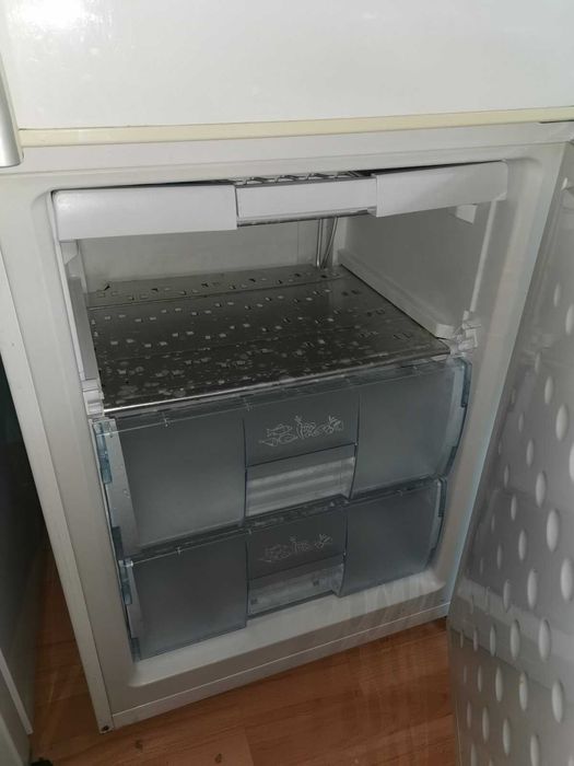 продавам хладилник с фризер "BEKO"