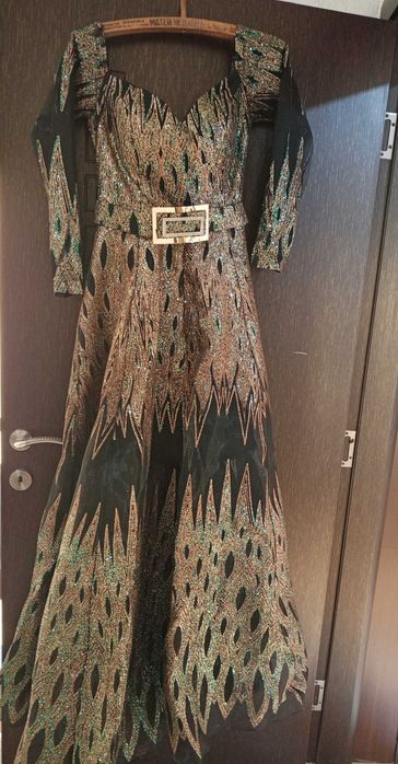 Продавам бална рокля обличана за 2 часа. Купувана е от бутик.