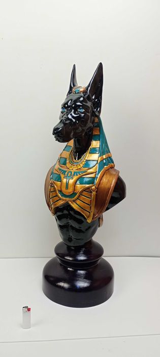 piesa de sah supradimensionata, reprezentant zeu egiptean Anubis. este element de decor, 71cm pla, pictat manual